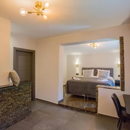 מלון River House Boutique 4*