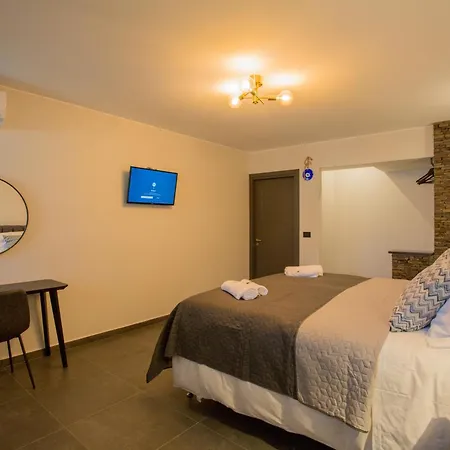 מלון River House Boutique 4*