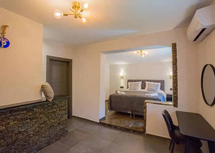 מלון River House Boutique 4*